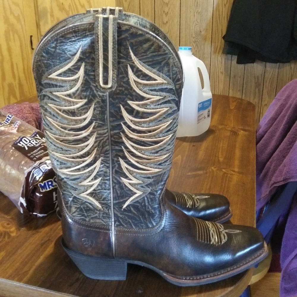 Women's 9.5 Ariats